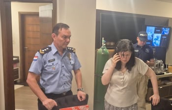 La famosa Dalia López, ya capturada, aparece custodiada por el comisario principal Luis Benítez, jefe del Departamento Contra el Tráfico de Armas de la Policía Nacional.