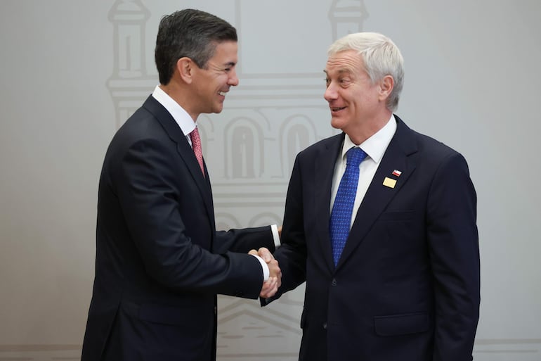 AME6049. LUQUE (PARAGUAY), 30/06/2026.- El presidente de Paraguay, Santiago Peña (i), saluda a su homólogo de Chile, José Antonio Kast, previo a la cumbre de jefes de Estado del bloque este martes, durante el Mercosur en Luque (Paraguay). EFE/ Juan Pablo Pino
