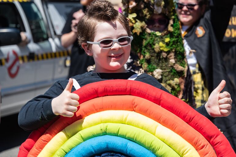 Un niño con un disfraz de arcoiris