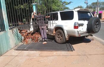 En estas condiciones quedó la camioneta que estaba en un taller mecánico de Ypané y que misteriosamente se movió y arrolló a una niña de 4 años.