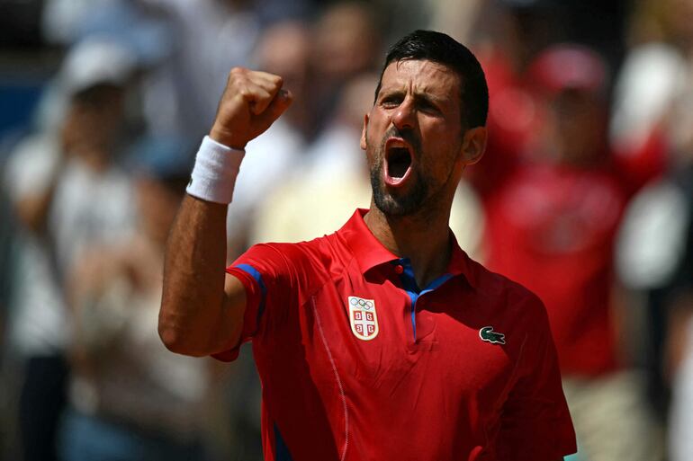 El tenista serbio Novak Djokovic celebra tras ganar al alemán Dominik Koepfer en su partido de tercera ronda del torneo individual masculino de tenis de los Juegos Olímpicos de París 2024 disputado en el complejo de tenis Roland Garros de París .