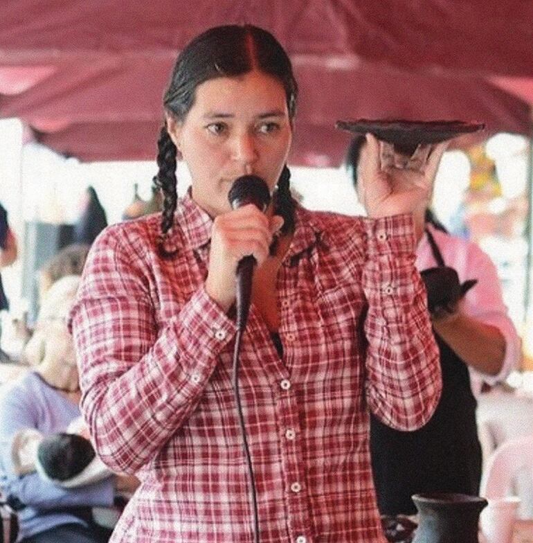 Celeste Escobar, autora del libro, durante una charla en Perú.
