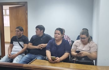 Mirtha Fernández (de blusa azul) subió al banquillo de los acusados.