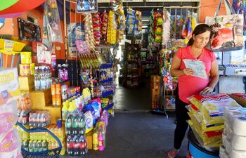 Algunas despensas cuentan con variedad de productos, desde alimentos perecederos hasta artículos para limpieza del hogar y otros menos imprescindibles.