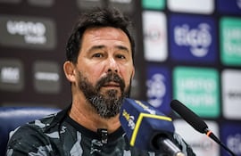 Pablo 'Vitamina' Sánchez, entrenador de Olimpia, en la conferencia de prensa posterior al partido frente a San Lorenzo por la fecha 9 del torneo Apertura 2026 de la Primera División de Paraguay en el estadio Defensores del Chaco, en Asunción, Paraguay.