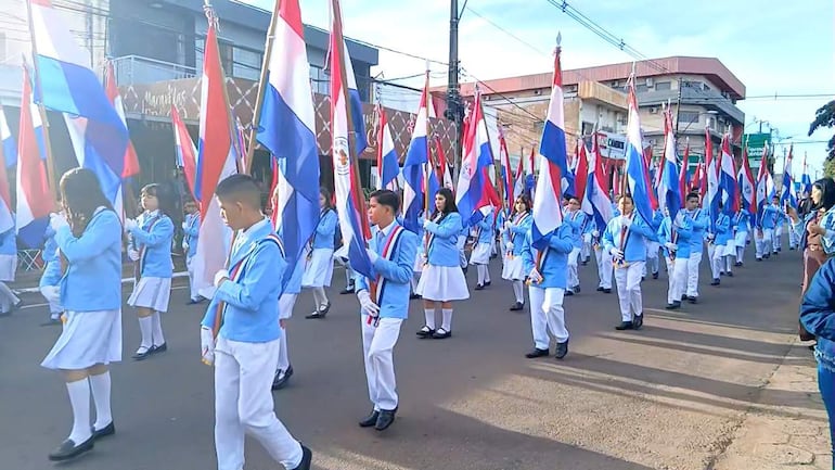 Desfile estudiantil de homenaje a la patria y a la madre en Pedro Juan Caballero