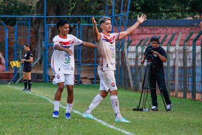 Rodrigo Alvarenga celebra con los brazos abiertos el tanto del triunfo "alfarero". (Foto: APF)