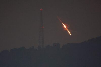 Fotografía de drones o misiles compitiendo por objetivos en lugares no revelados en el norte de Israel, a principios del 14 de abril de 2024.