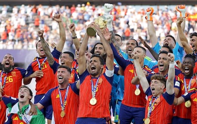 El capitán de España Rodri levanta el trofeo mientras el equipo celebra la victoria en el partido final de la Copa Mundial de la FIFA 2026 entre España y Argentina, en Nueva Jersey, Estados Unidos.