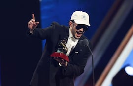 El puertorriqueño Bad Bunny recibió por primera vez el Latin Grammy al Álbum del Año por "DeBI TIRAR MaS FOToS", conquistando cinco gramófonos a lo largo de la noche.