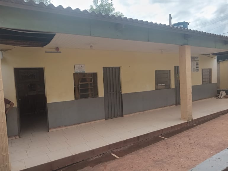 Pabellón construido en el año 2008, declarado con riesgo de derrumbe por el MEC en 2024 y representa un peligro para la comunidad educativa.