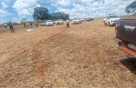 Una de la víctimas logró bajar de la camioneta, corrió unos 20 metros y finalmente cayó muerto.