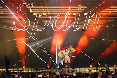 La española Melody participa en el desfile de banderas durante la final del 69º Festival de la Canción de Eurovisión