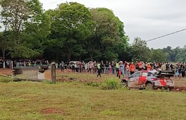 El Toyota GR Yaris Rally1 de Takamoto Katsuta (i) volcado en el tramo de la SS21 del Rally del Paraguay 2026.
