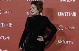 La cantante Gloria Estefan posa en el acto en el que recibe el premio Vanity Fair Personaje del año 2025. (EFE/Juanjo Martín)