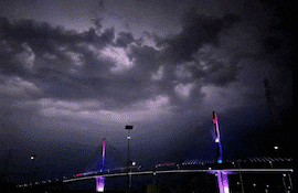 Gif tormentas eléctricas sobre el puente Héroes del Chaco.