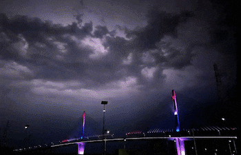 Gif tormentas eléctricas sobre el puente Héroes del Chaco.