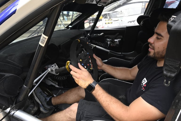 Los autos del Campeonato Nacional de Rally realizan la instalación del GPS en la Terminal de Ómnibus de la ciudad de Mariscal Estigarribia, cabecera del Rally del Chaco 2026.