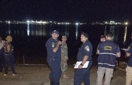 Policías y militares en el momento de la intervención.