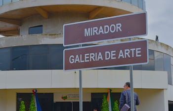 Edificio circular con carteles visibles 'Mirador' y 'Galería de Arte', decorado con colores nacionales.