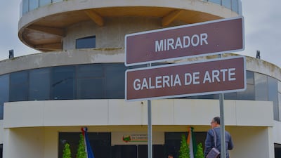 Edificio circular con carteles visibles 'Mirador' y 'Galería de Arte', decorado con colores nacionales.