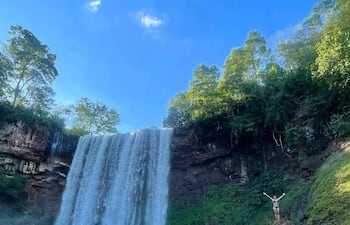 El Salto Aguaray de Capitán Bado, está rodeado de vegetación.