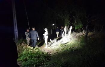 Miembros de la Policía Nacional custodia la entrada de la vivienda donde ocurrió el hecho.