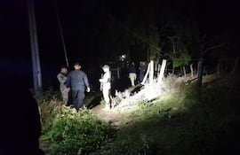 Miembros de la Policía Nacional custodia la entrada de la vivienda donde ocurrió el hecho.