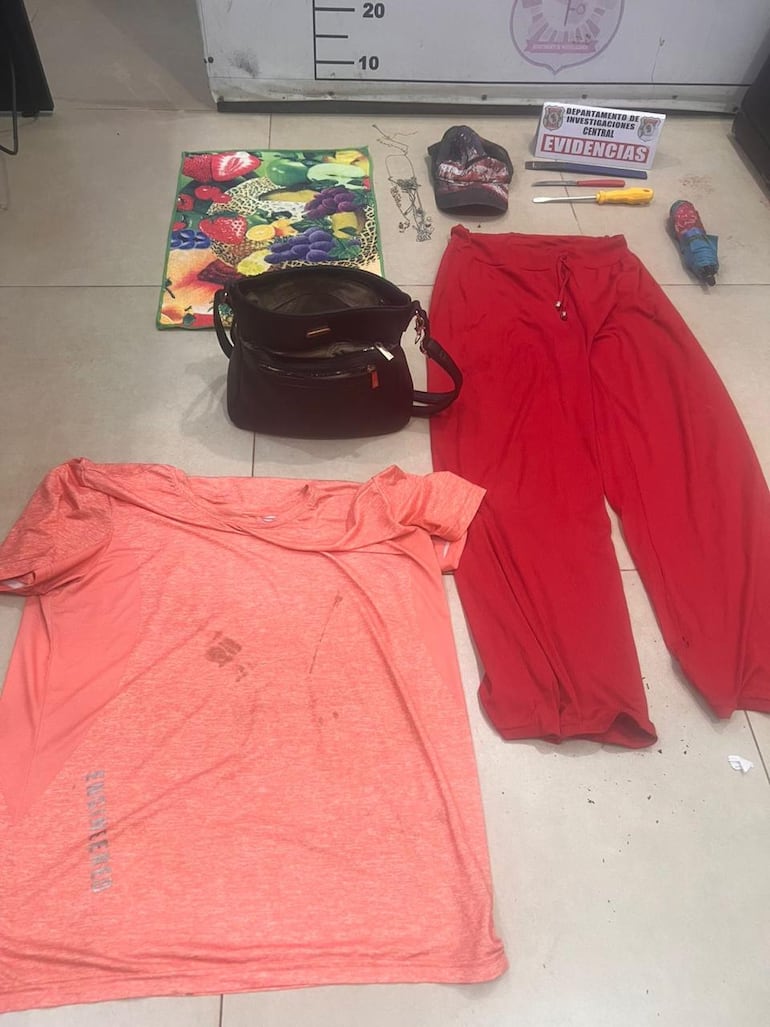 Durante la verificación, los agentes policiales incautaron una cartera negra que contenía diversas herramientas y pertenencias.
