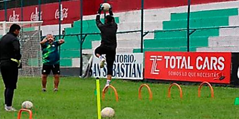 En la cartelería del club Rubio Ñu apareció la firma "Total Cars", que a modo de pago por canje ayudó a culminar las obras en el estadio.