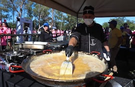 Un cocinero participa en el intento de conseguir el récord Guinness preparando la mayor degustación de huevos revueltos del mundo este domingo, en Luque (Paraguay).