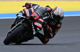 El italiano Marco Bezzecchi, de 27 años, realizando una extraordinaria maniobra con su Aprilia.