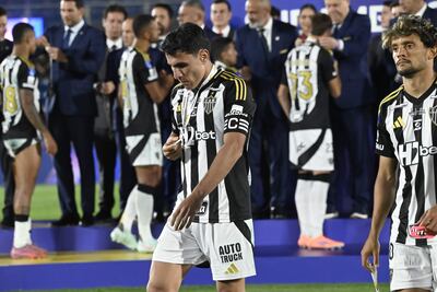 Junior Alonso (32 años), capitán del Atlético Mineiro, se retira cabizbajo, con el dolor por la derrota en la final de la Copa Sudamericana contra Lanús.