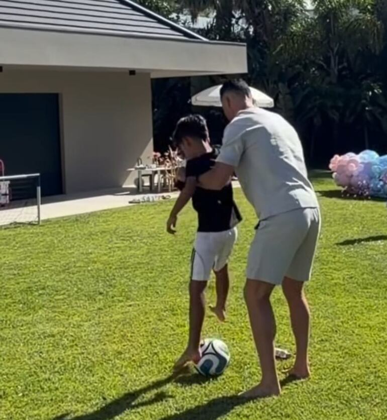 Cristiano Ronaldo mostrando trucos de fútbol a su hijo Mateo. (Instagram/Georgina Rodríguez)
