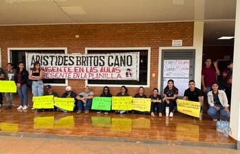 Con pancartas, estudiantes de Veterinaria de la Unican, protestan contra el decano.