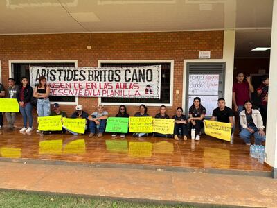 Con pancartas, estudiantes de Veterinaria de la Unican, protestan contra el decano.
