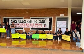 Con pancartas, estudiantes de Veterinaria de la Unican, protestan contra el decano.