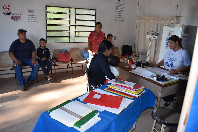 Diariamente la funcionaria del puesto de salud atiende a una importante cantidad de personas que acuden al local sanitario