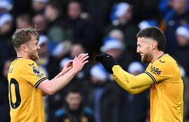 El defensor norirlandés de Wolverhampton Wanderers #02 Matt Doherty (R) celebra con el centrocampista inglés de Wolverhampton Wanderers #20 Thomas Doyle después de anotar su segundo gol durante el partido de fútbol de la Liga Premier inglesa entre Wolverhampton Wanderers y Chelsea en el estadio Molineux en Wolverhampton, central Inglaterra el 24 de diciembre de 2023.
