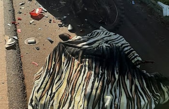 La motocicleta involucrada en el accidente quedó destrozada.