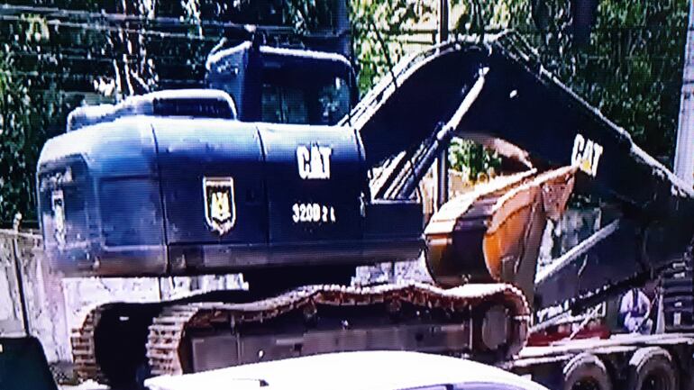 Grúa con orugas llegó hasta el sitio para intentar sacar el vehículo del arroyo.