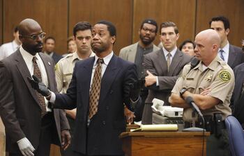 El ya fallecido O. J. Simpson en la histórica audiencia en la que se probó los guantes con los que se habrían cometido los asesinatos.