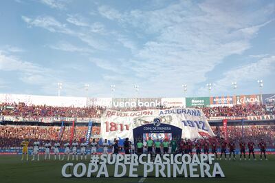 Jugadores de Cerro y Olimpia forman en un partido de la Primera División de Paraguay entre Cerro Porteño y Club Olimpia en el estadio La Nueva Olla en Asunción (Paraguay).