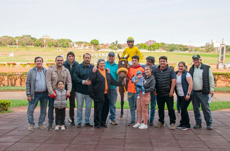 Coronada Star, recibida por la muchachada del stud Don Rubí.