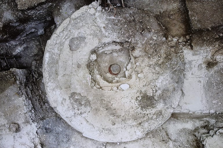 Fotografía que muestra una imagen del hallazgo de una singular estructura ritual maya, en el sitio prehispánico El Tigre, que aporta datos inéditos sobre las complejas prácticas ceremoniales y los patrones sociales del periodo preclásico terminal, este lunes en el Palacio Nacional de la Cultura, en Ciudad de Guatemala (Guatemala).