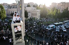 Cientos de ultraortodoxos cortan el acceso a Jerusalén en protesta contra su reclutamiento.