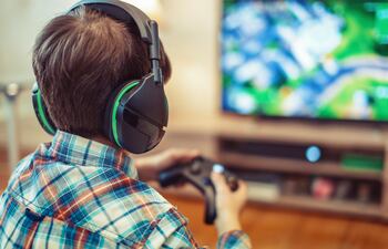 La mayoría de los niños pasan horas jugando encerrados frente al televisor.