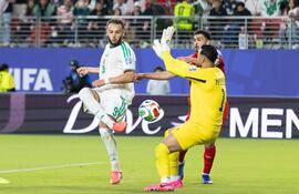Momento preciso que el delantero de Argelia, Amine Gouiri (i), convierte el gol del triunfo en el partido contra Jordania, en Santa Clara. EFE