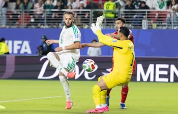 Momento preciso que el delantero de Argelia, Amine Gouiri (i), convierte el gol del triunfo en el partido contra Jordania, en Santa Clara. EFE