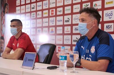 Balbuena, en compañía del seleccionador Eduardo Berizzo.